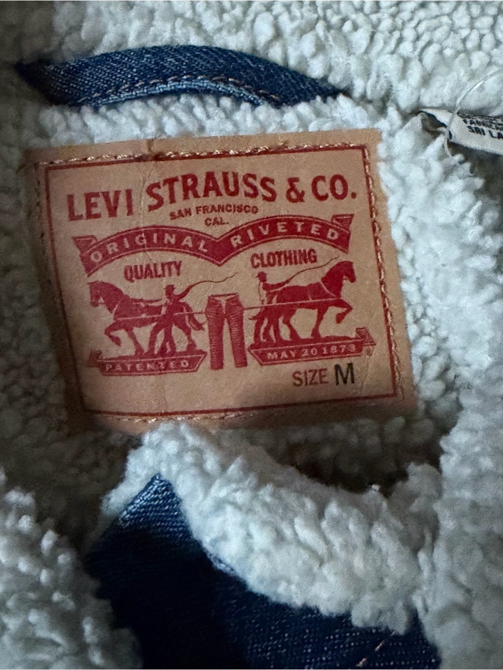 Levi’s Men’s Sherpa-Lined Denim Trucker Jacket – Size M - Picture 11 of 13